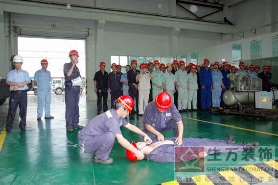 目前很多活套房装修都需要好手工电工师傅，学习精装修房电工技术，考证或不考证都可以承接精装修套房水电安装技术，如不想进场的电工培训学员，推荐学习精装修房电工培训课程，20天学会，20天包就业，推荐工作，工地包实践，工地实践200-300元每天。